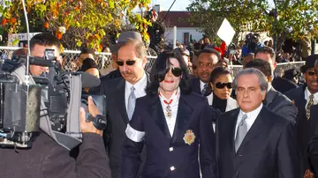 Michael Jackson, su hermana Janet y sus abogados Mark Geragos y Ben Brafman Michael Jackson, su hermana Janet y sus abogados Mark Geragos y Ben Brafman