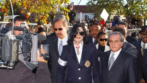 Michael Jackson, su hermana Janet y sus abogados Mark Geragos y Ben Brafman Michael Jackson, su hermana Janet y sus abogados Mark Geragos y Ben Brafman