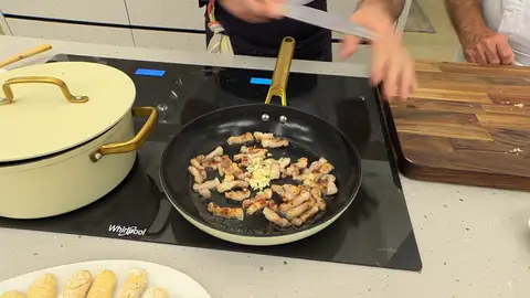 Cuando se dore, añade los ajos pelados y picados Cuando se dore, añade los ajos pelados y picados