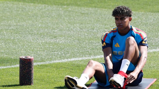 Lamine Yamal, durante el entrenamiento en la Ciudad del F&uacute;tbol en Las Rozas