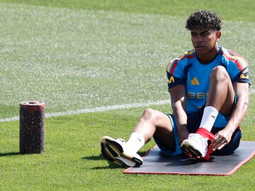 Lamine Yamal, durante el entrenamiento en la Ciudad del F&uacute;tbol en Las Rozas