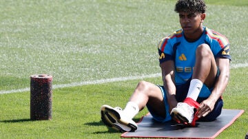 Lamine Yamal, durante el entrenamiento en la Ciudad del F&uacute;tbol en Las Rozas