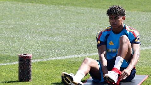 Lamine Yamal, durante el entrenamiento en la Ciudad del F&uacute;tbol en Las Rozas