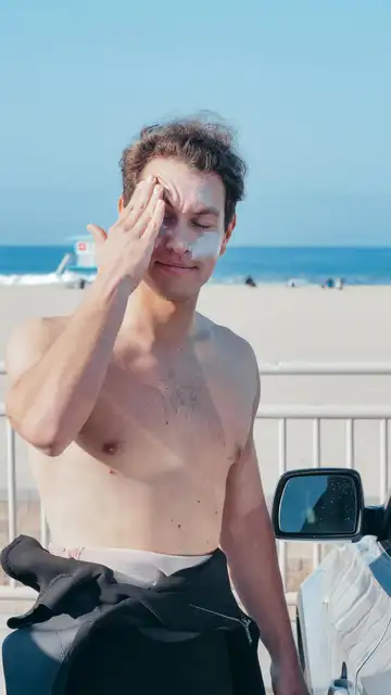 Hombre poniéndose crema solar en el rostro Hombre poniéndose crema solar en el rostro