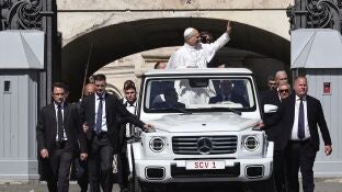 El papa Le&oacute;n XIV en el papam&oacute;vil