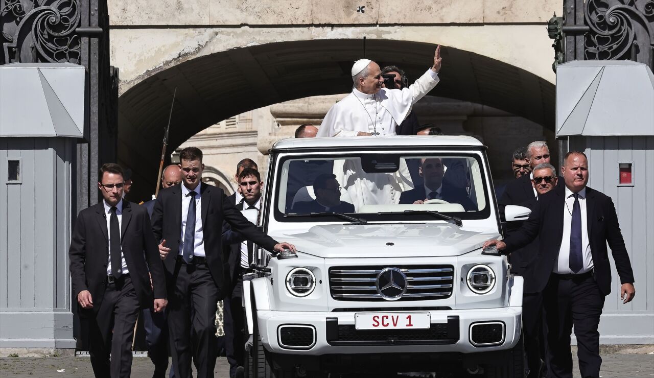 El papa Le&oacute;n XIV en el papam&oacute;vil
