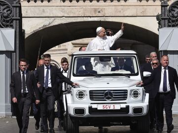 El papa Le&oacute;n XIV en el papam&oacute;vil