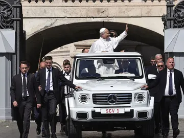 El papa León XIV en el papamóvil El papa León XIV en el papamóvil