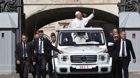 El papa Le&oacute;n XIV en el papam&oacute;vil