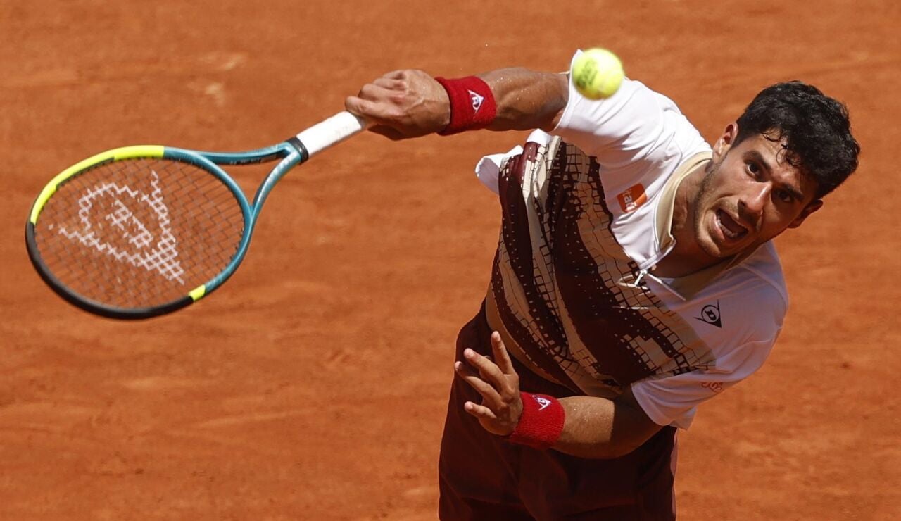 El tenista paraguayo Daniel Vallejo en Roland Garros 