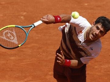 El tenista paraguayo Daniel Vallejo en Roland Garros 