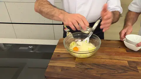 Mezcla bien, hasta conseguir una masa manejable Mezcla bien, hasta conseguir una masa manejable