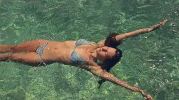 Mujer en bikini bañándose en la playa Mujer en bikini bañándose en la playa