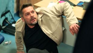 Cihan pilla a Ugur ayudando a Alya y acaba peg&aacute;ndole: "Si vuelvo a verte con ella, no volver&aacute;s a caminar"