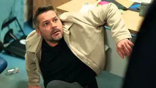 Cihan pilla a Ugur ayudando a Alya y acaba pegándole: "Si vuelvo a verte con ella, no volverás a caminar"