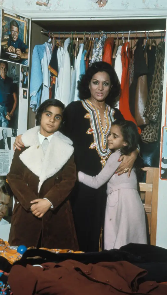 Lola Flores junto a sus hijos Antonio y Rosario Lola Flores junto a sus hijos Antonio y Rosario