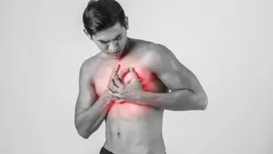 Imagen de un hombre agarrándose el pecho