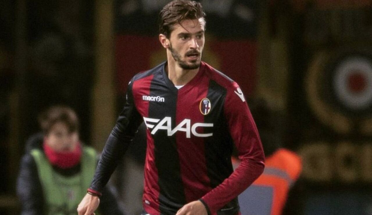 Marios Ikonomou vistiendo la camiseta del Bolonia