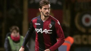 Marios Ikonomou vistiendo la camiseta del Bolonia