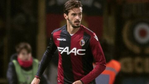 Marios Ikonomou vistiendo la camiseta del Bolonia
