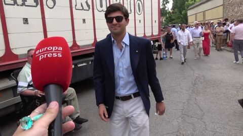 Juan Urquijo siendo preguntado por la prensa
