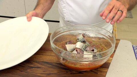 Introduce el pescado, tapa con film de cocina y deja que repose