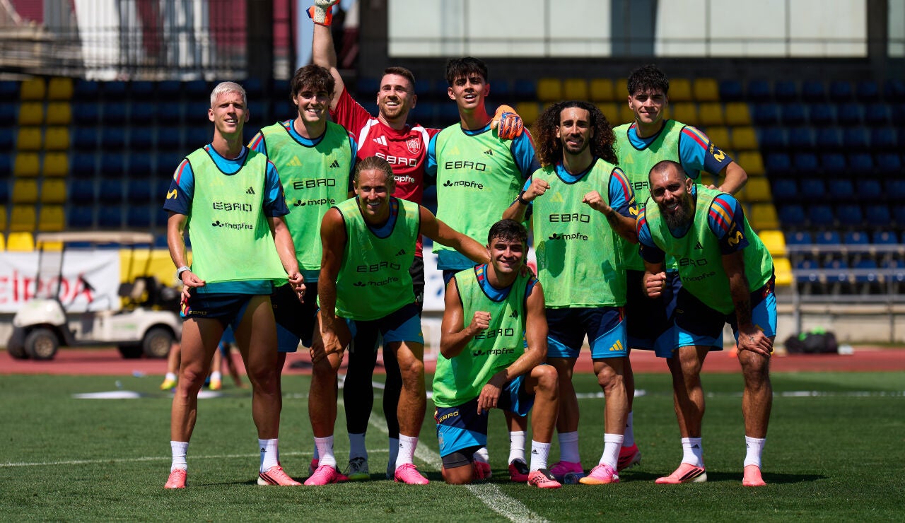 Los futbolistas de la selecci&oacute;n espa&ntilde;ola durante un entrenamiento este lunes en Las Rozas 