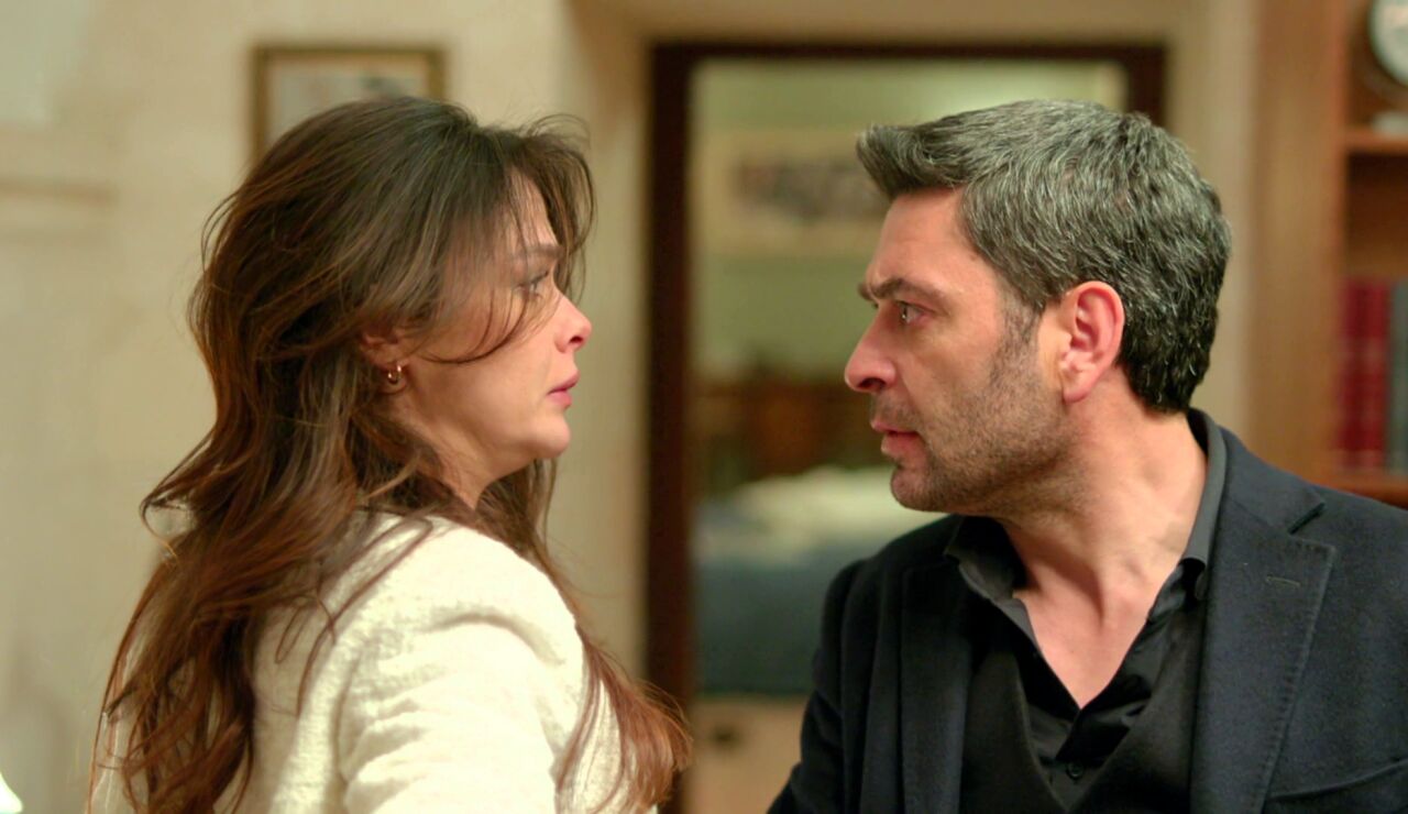 La tensi&oacute;n explota entre Alya y Cihan: gritos, cristales rotos y Sadakat en shock