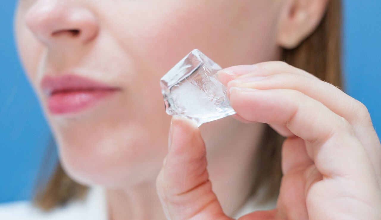 Mujer con un hielo