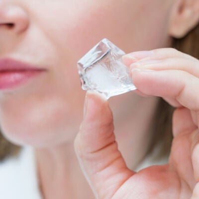 Mujer con un hielo