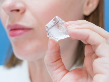 Mujer con un hielo