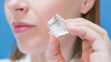 Mujer con un hielo