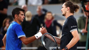 Rafa J&oacute;dar estrecha la mano de Zverev tras caer en los cuartos de Roland Garros