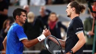Rafa J&oacute;dar estrecha la mano de Zverev tras caer en los cuartos de Roland Garros