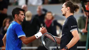 Rafa Jódar estrecha la mano de Zverev tras caer en los cuartos de Roland Garros