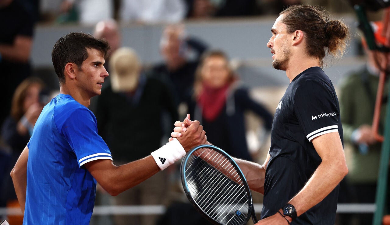 Rafa J&oacute;dar estrecha la mano de Zverev tras caer en los cuartos de Roland Garros