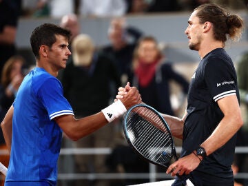 Rafa J&oacute;dar estrecha la mano de Zverev tras caer en los cuartos de Roland Garros