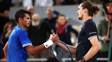 Rafa J&oacute;dar estrecha la mano de Zverev tras caer en los cuartos de Roland Garros