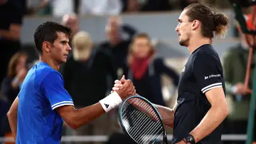 Rafa Jódar estrecha la mano de Zverev tras caer en los cuartos de Roland Garros Rafa Jódar estrecha la mano de Zverev tras caer en los cuartos de Roland Garros