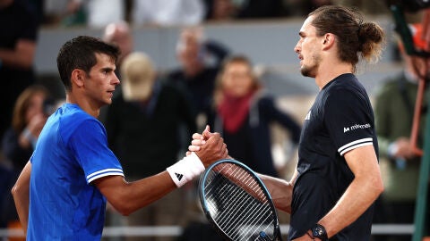 Rafa J&oacute;dar estrecha la mano de Zverev tras caer en los cuartos de Roland Garros