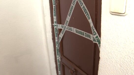 Puerta acordonada por la Guardia Civil