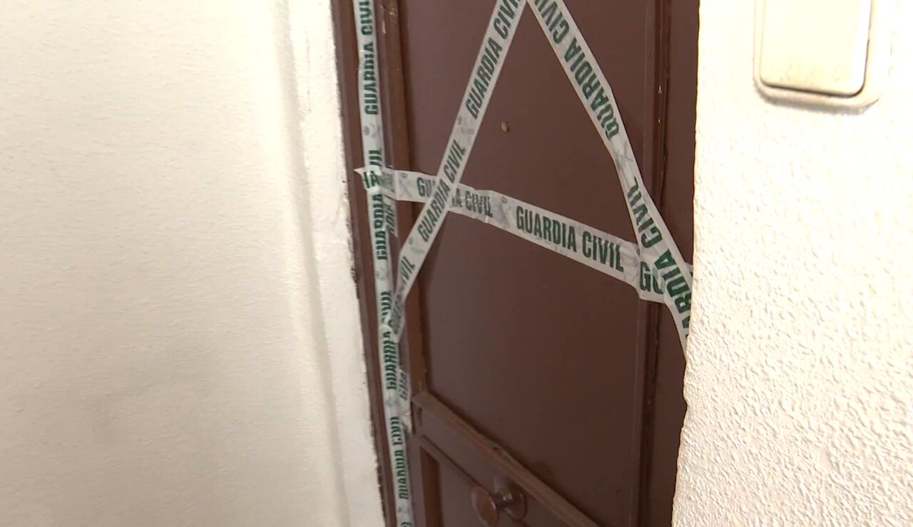 Puerta acordonada por la Guardia Civil