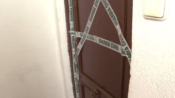 Puerta acordonada por la Guardia Civil