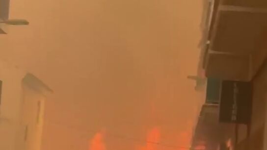 Miedo entre los vecinos tras llegar el fuego a sus casas