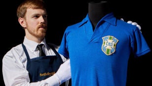 Fotograf&iacute;a de la camiseta que Pel&eacute; llev&oacute; en la final del Mundial de 1958 