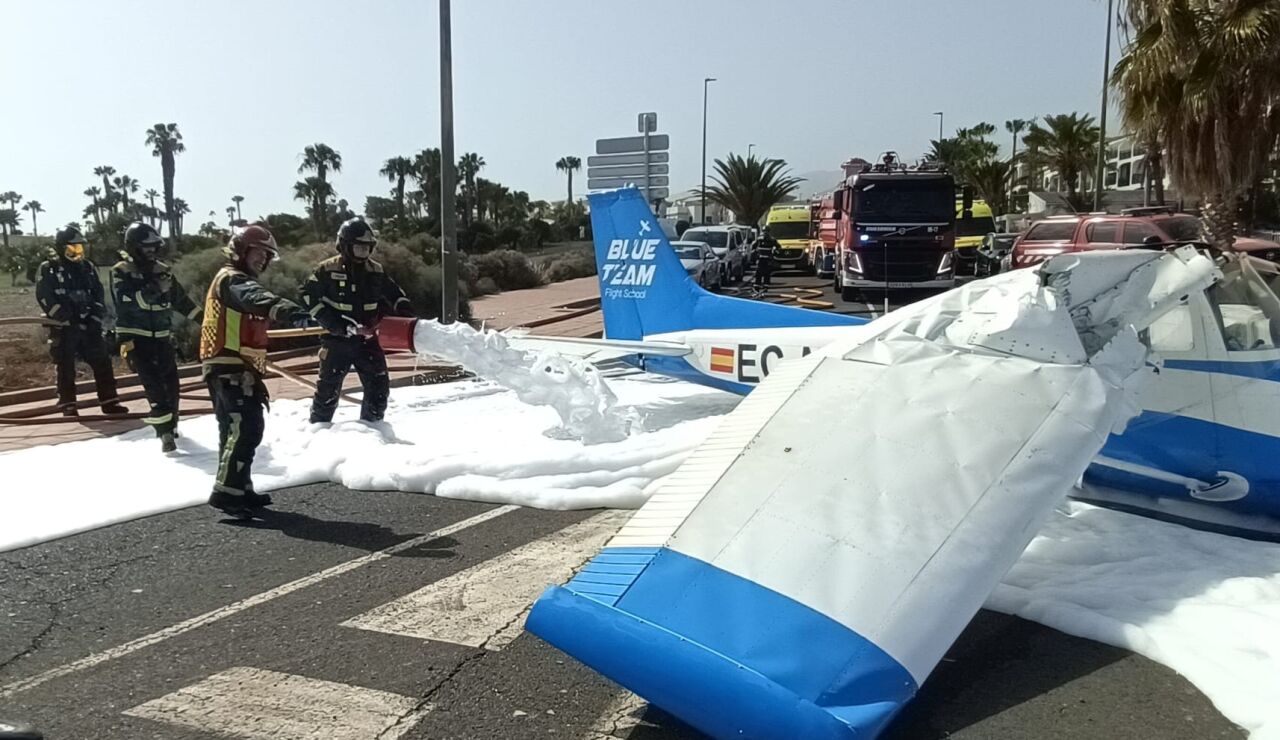 Bomberos trabajando en la zona donde ha aterrizado la avioneta