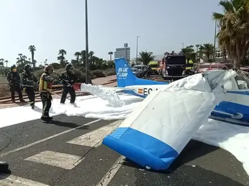 Bomberos trabajando en la zona donde ha aterrizado la avioneta Bomberos trabajando en la zona donde ha aterrizado la avioneta