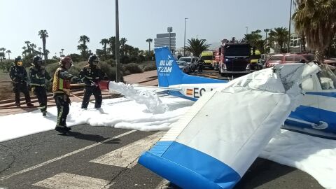 Bomberos trabajando en la zona donde ha aterrizado la avioneta