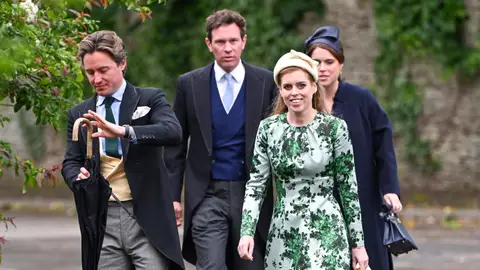 Beatriz y Eugenia de York junto a sus maridos en la boda de Peter Phillips y Harriet Sperling Beatriz y Eugenia de York junto a sus maridos en la boda de Peter Phillips y Harriet Sperling