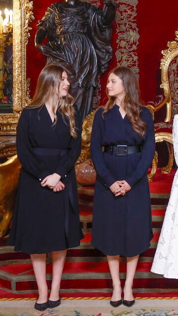 La infanta Sofía y la princesa Leonor durante la recepción al Papa en Madrid